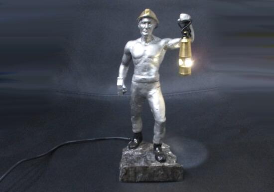 ışıklı madenci heykeli